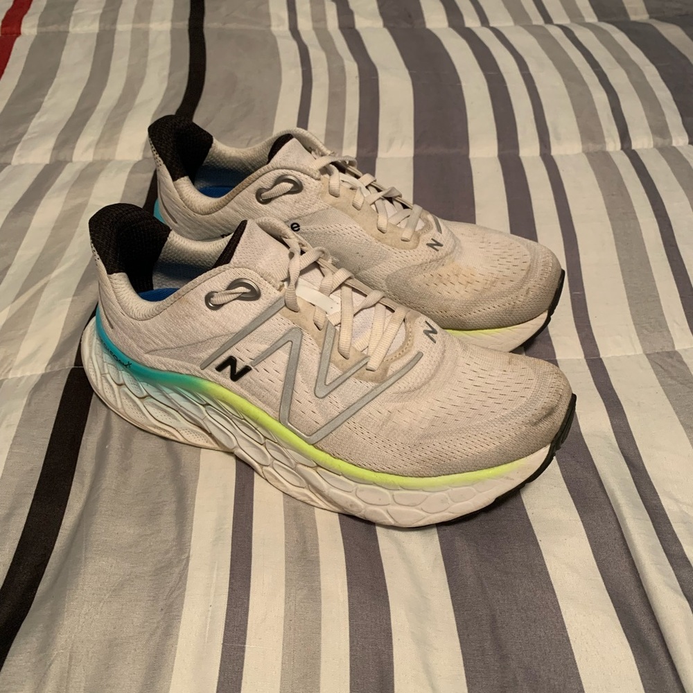 New balance fresh foam more V4 max cushion running walking shoes men 9 women 11